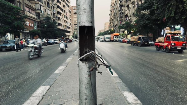  خروج أسلاك الكهرباء من أعمدة الإنارة
