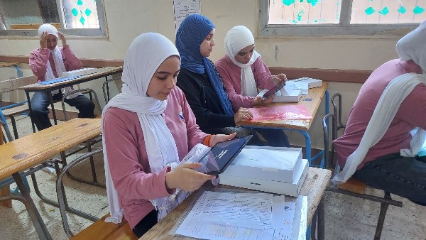 تسليم التابلت لطلاب أولى ثانوي