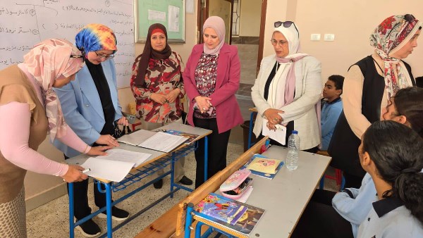 رئيس الإدارة المركزية للتعليم العام تتابع انتظام التقييمات بالمدارس