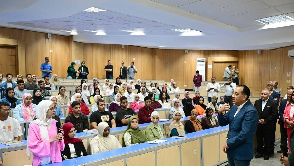 رئيس الوزراء في جامعة السويس الأهلية  رئيس الوزراء في جامعة السويس الأهلية