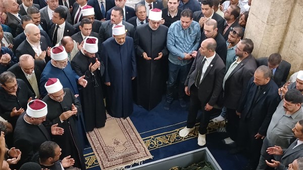 شيخ الازهر يؤدي صلاة الجنازة على الدكتور أحمد عمر هاشم 