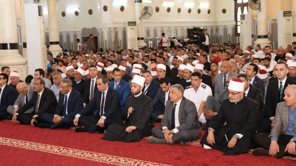 وزير الأوقاف يؤدي صلاة الجمعة بمسجد أبو بكر الصديق بالإسماعيلية.. صور