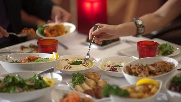 أهمية الوجبات العائلية في تعزيز الروابط الأسرية  أهمية الوجبات العائلية في تعزيز الروابط الأسرية