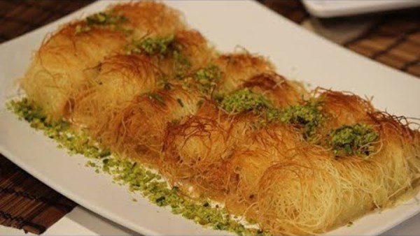 طريقة عمل رولات الكنافة بالقشطة  طريقة عمل رولات الكنافة بالقشطة