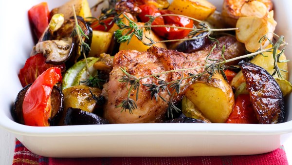 طريقة عمل طاجن البطاطس بقطع الدجاج  طريقة عمل طاجن البطاطس بقطع الدجاج