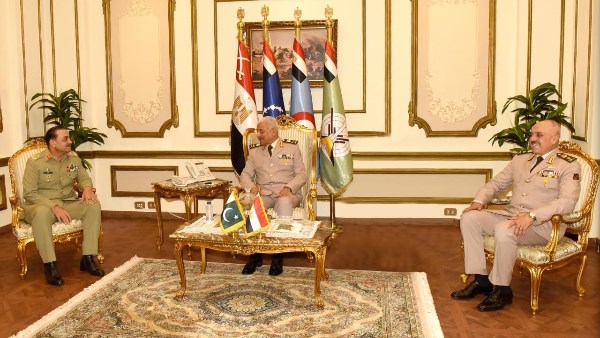 وزير الدفاع ورئيس الأركان يلتقيان رئيس أركان القوات البرية الباكستانية