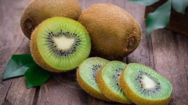  ماذا يحدث لجسمك عند تناول الكيوى؟