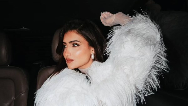 بالفرير الابيض..مى عمر تخطف الانظار داخل سيارتها