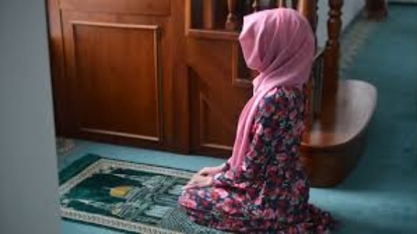 هل يجب تغطية المرأة قدميها في الصلاة؟.. الإفتاء ترد