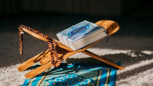 حكم أخذ الشيء بسيف الحياء.. اعرف الموقف الشرعى