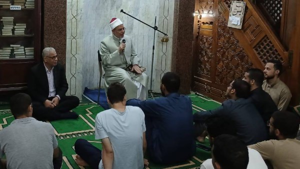 رئيس جامعة الأزهر يؤم طلاب المدينة الجامعية