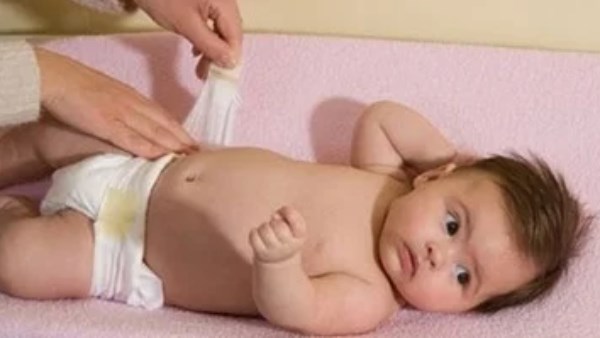 هل لمس عورة الطفل ينقض الوضوء؟