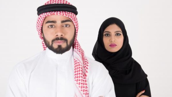 ما حكم تصدق الزوجة من مال زوجها؟.. الإفتاء: يجوز فى هذه الحالة