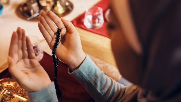 فتاوى حكم صلاة تحية المسجد والإمام يخطب الجمعة.. تكرار السورة بعد الفاتحة في كل ركعة.. وهل تجب إعادة الصلاة لمن تكلم أثناء الخطبة؟ فتاوى حكم صلاة تحية المسجد والإمام يخطب الجمعة.. تكرار السورة بعد الفاتحة في كل ركعة.. وهل تجب إعادة الصلاة لمن تكلم أثناء الخطبة؟