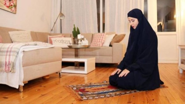 هل يجب على المرأة لبس شراب عند الصلاة هل يجب على المرأة لبس شراب عند الصلاة