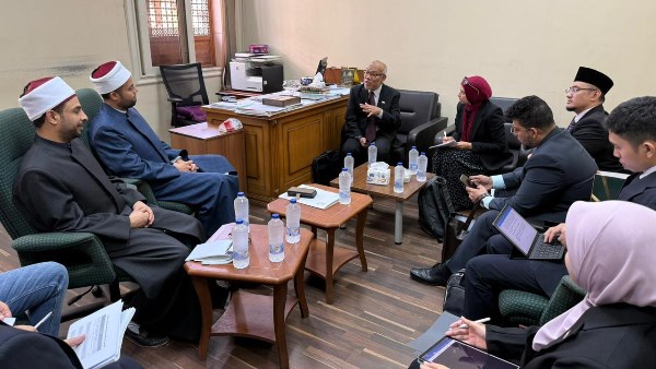 اجتماع بين الإفتاء المصرية ووفد إسلامى من سنغافورة اجتماع بين الإفتاء المصرية ووفد إسلامى من سنغافورة