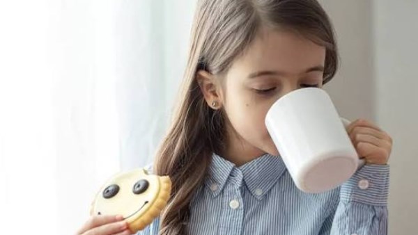 أضرار الشاي والقهوة على الأطفال