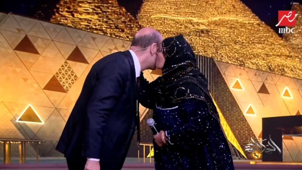 الحاجة نبيلة تقبل عمرو أديب الحاجة نبيلة تقبل عمرو أديب