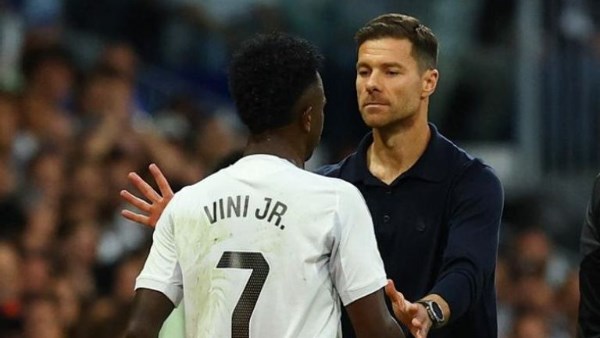 فينيسيوس جونيور وتشابي ألونسو 