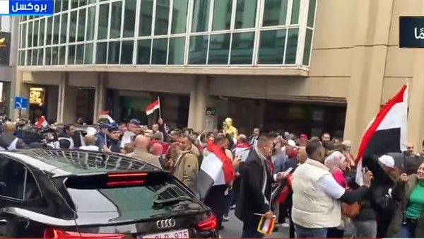 الجالية المصرية فى فرنسا تنحت تمثالا للرئيس السيسي