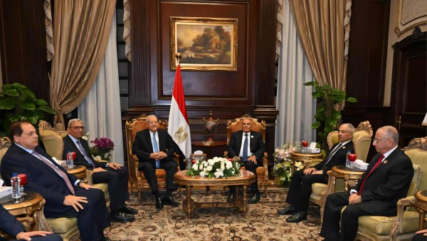 جبالي يقدم التهنئة لرئيس الشيوخ بحضور وكيلي مجلس النواب جبالي يقدم التهنئة لرئيس الشيوخ بحضور وكيلي مجلس النواب