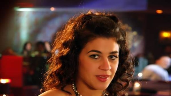 الفنانة منى هلا