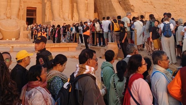 أطول طابور.. اصطفاف آلاف السائحين لمتابعة تعامد الشمس على رمسيس الثاني