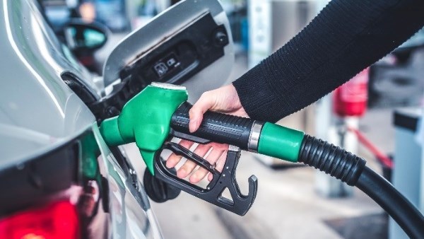 آخر تفويله بالسعر القديم.. زحام على محطات الوقود بعد زيادة أسعار البنزين والسولار