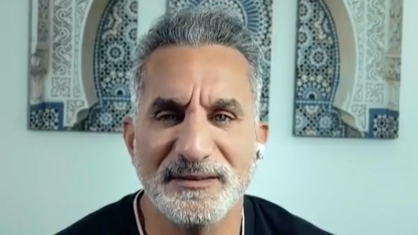 باسم يوسف يعتذر لزوجته: الجوازة دي كانت مقلب.. والشهرة وجعت دماغها