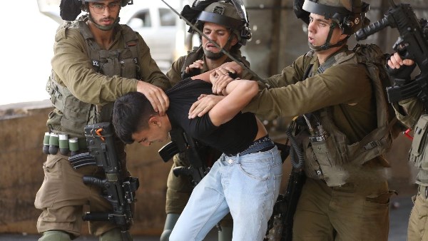قوات الاحتلال تعتقل عددا من الفلسطينيين بزعم اقترابهم من الخط الأصفر