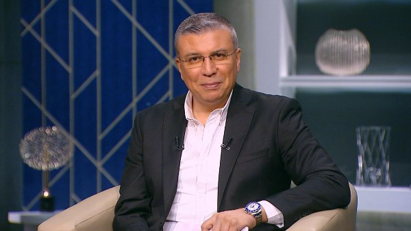 تكريم عمرو الليثي ومنحه الجائزة الدولية للتميز