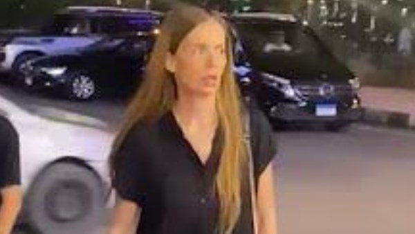 إيمي سالم تقدم واجب العزاء في الإعلامية فيفيان الفقي
