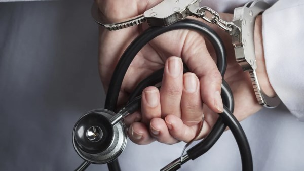 بدء تطبيق قانون المسئولية الطبية رسميا.. الحبس 5 سنوات عقوبة الخطأ في هذه الحالة