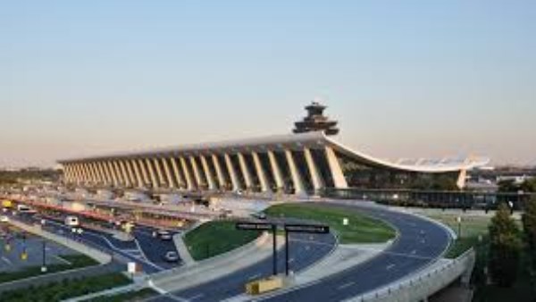 وقف حركة الملاحة في مطار واشنطن بسبب نقص في عدد المراقبين الجويين وقف حركة الملاحة في مطار واشنطن بسبب نقص في عدد المراقبين الجويين