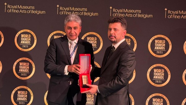 وزير السياحة والآثار يتسلم الجائزة 