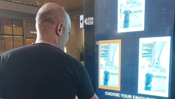 جانب من تجربة الصورة التذكارية في المتحف المصري الكبير  جانب من تجربة الصورة التذكارية في المتحف المصري الكبير