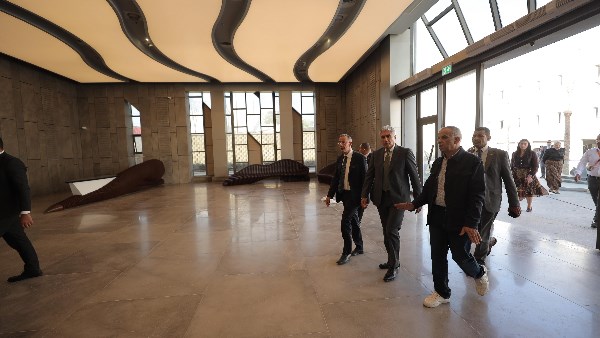 وزير السياحة والآثار 