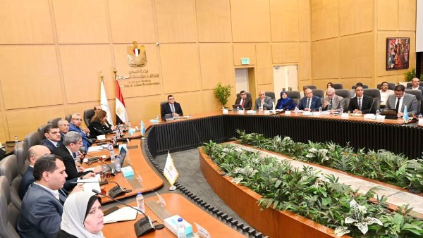وزير الإسكان يتابع تنفيذ المشروعات السكنية بالمدن والمحافظات