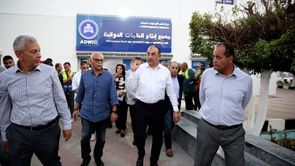 وزير قطاع الأعمال العام خلال جولته بشركة النصر للكيماويات الدوائية 