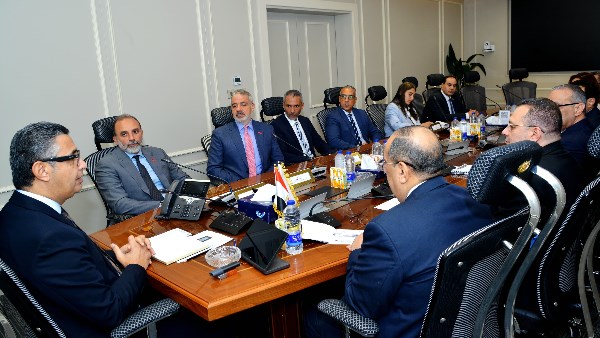 وزير التموين يبحث تطوير وتزويد مشروع المنافذ التموينية “كاري أون” بأحدث الأنظمة الإلكترونية