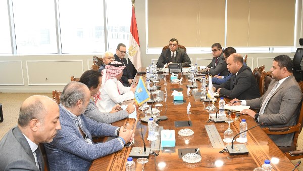 وزير الإسكان خلال الاجتماع 