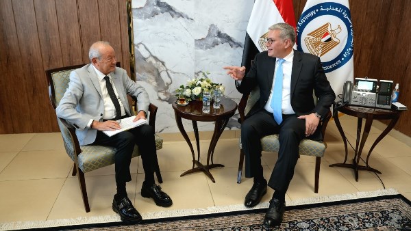 وزير البترول خلال الاجتماع