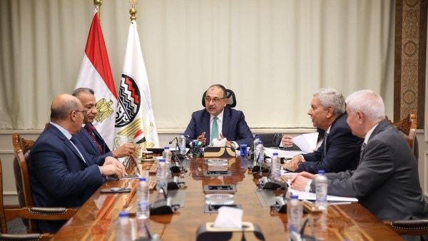 وزير قطاع الأعمال العام خلال الاجتماع وزير قطاع الأعمال العام خلال الاجتماع