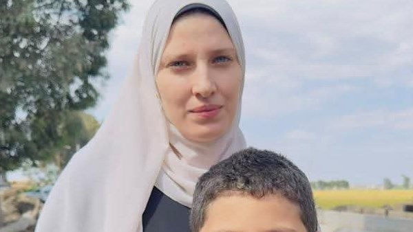 الام وطفلها الناجين في واقعة ترعة الغربية