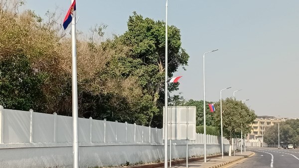 تعليق اللافتات  تعليق اللافتات