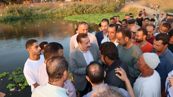 محافظ المنوفية وسط الأهالي 