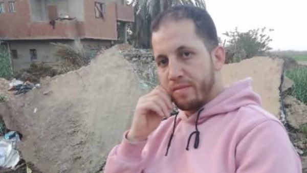 أحد الشباب ضحايا لقمة العيش 