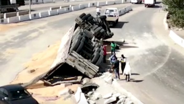 انقلاب سيارة نقل في المنوفية 