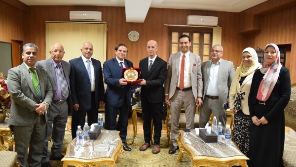 رئيس جامعة بني سويف يستقبل الأمين العام لرابطة الجامعات الإسلامية لبحث سبل التعاون