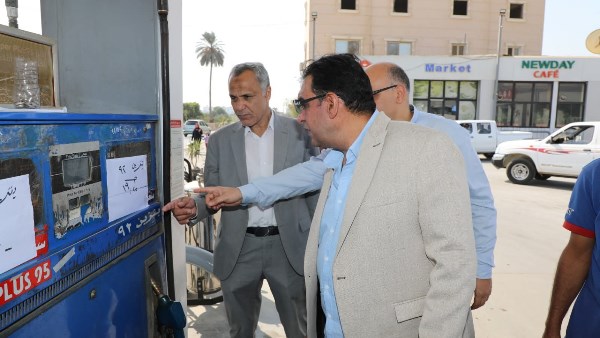 استيكرز بتعريفة الركوب وخط السير .. سكرتير بني سويف يتفقد مواقف السيارات ومحطات الوقود لمتابعة الالتزام بالأسعار